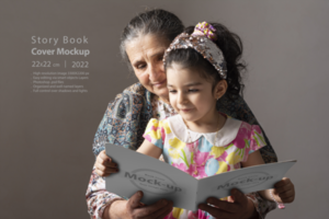 mayor abuela con su nieta leyendo un libro juntos psd