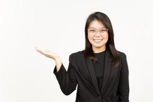demostración y presentación producto en abierto palma de hermosa asiático mujer vistiendo negro chaqueta de sport foto