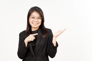demostración y presentación producto en abierto palma de hermosa asiático mujer vistiendo negro chaqueta de sport foto