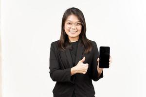 demostración aplicaciones o anuncios en blanco pantalla teléfono inteligente de hermosa asiático mujer vistiendo negro chaqueta de sport foto