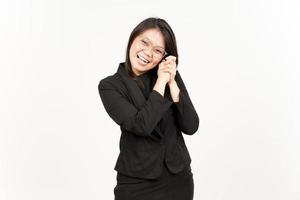 contento cara de hermosa asiático mujer vistiendo negro chaqueta de sport aislado en blanco antecedentes foto