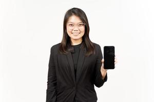 demostración aplicaciones o anuncios en blanco pantalla teléfono inteligente de hermosa asiático mujer vistiendo negro chaqueta de sport foto