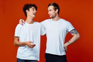 dos alegre hombres en camisetas comunicación amistad foto