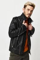 hermoso masculino modelos en de moda ropa en un ligero antecedentes endereza el collar foto