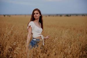 mujer en el campo agricultura campo viaje foto