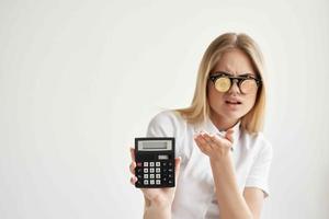 bonito mujer calculadora en mano y bitcoin ligero antecedentes foto