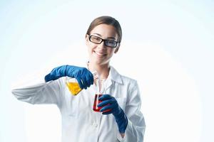 alegre mujer en un blanco Saco análisis química experimentos foto