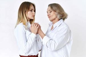 mamá y hija en blanco camisas son en pie siguiente a familia divertido estilo de vida foto