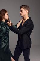 un hombre en un oscuro chaqueta toques el pelo en un mujer cabeza y un conflicto de desconfianza foto