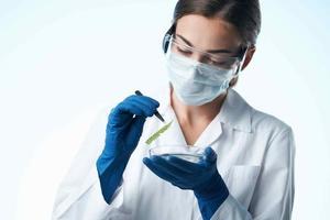 mujer laboratorio asistente médico máscara investigación química de cerca foto