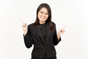 demostración producto y señalando izquierda Derecha lado de hermosa asiático mujer vistiendo negro chaqueta de sport foto