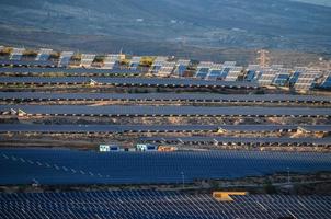 un campo de solar paneles foto