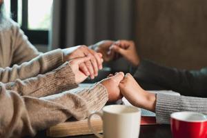 pequeño grupo de asiático personas Orando Adoración creer. equipos de amigos Adoración juntos antes de estudiando santo Biblia. familia Orando juntos en iglesia. pequeño grupo aprendizaje con oración concepto. foto