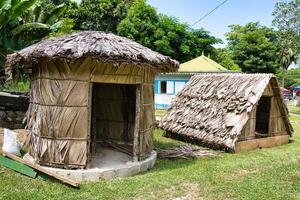 ejemplo de tradicional palma hojas casas ese estaba construido camino espalda en el seychelles, mahe seychelles foto