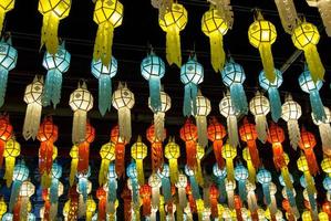 vistoso colgando linternas Encendiendo en noche cielo en loy krathong festival a del Norte de Tailandia foto