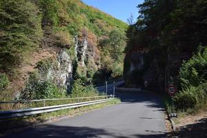 país la carretera a escarpado acantilados foto