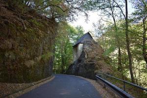 estrecho la carretera con un capilla foto