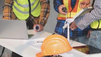 twee bedrijf Mens bouw plaats ingenieur. bouwkunde voorwerpen Aan werkplaats met partners interactie Aan achtergrond video