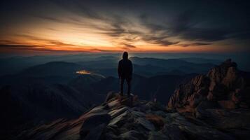 silueta de un persona en pie en un montaña con cinematográfico Encendiendo durante amanecer después senderismo. generativo ai. foto