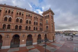 varios fotos de Madrid calles con vistoso edificios y cielo