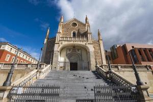 Santo jeronimo el real es un temprano 16 siglo romano católico Iglesia en central Madrid largo exposición y cielo desde varios anglos foto