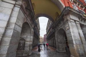 plaza alcalde es un ciudad cuadrado y horizonte construido durante el reinado de felipe iii en Madrid, España, con sus vistoso edificios y distintivo arquitectura. foto