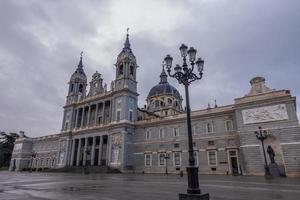 almudena catedral es un romano católico catedral en Madrid, España, y es además el administrativo centrar de el archidiócesis de Madrid. foto
