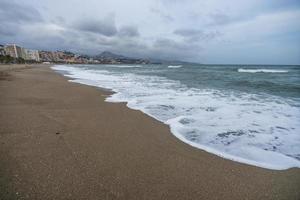 málaga es un Puerto y playa ciudad situado en el Dom playa en el Mediterráneo costa en el este de el ibérico península. foto