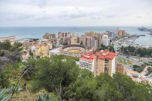 málaga es un Puerto y playa ciudad situado en el Dom playa en el Mediterráneo costa en el este de el ibérico península. foto