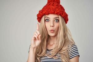 hermosa mujer en un a rayas camiseta rojo sombrero recortado ver glamour foto