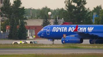 novosibirsk, ruso federación junio 10, 2020 - carga avión tu 204 con ruso enviar librea rodaje después aterrizaje a tolmachevo aeropuerto, Novosibirsk ovb. video