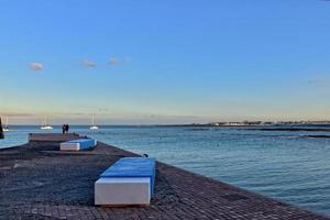 paisaje con el ciudad y el Oceano en un calentar día, en el Español canario isla fuerteventura foto