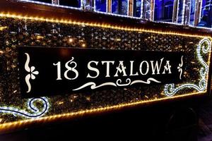 calles a noche con decoraciones para Navidad Varsovia Polonia en el ciudad centrar foto