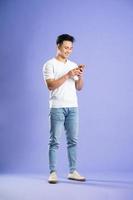 imagen de asiático chico posando en púrpura antecedentes foto