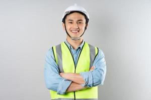 asiático ingeniero retrato en gris antecedentes foto