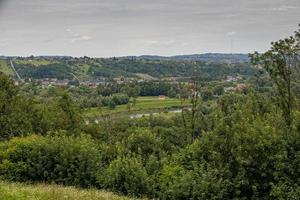 verano paisaje con polaco montañas en un nublado día foto