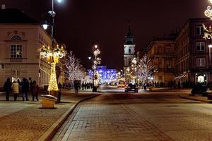 calles a noche con decoraciones para Navidad Varsovia Polonia en el ciudad centrar foto