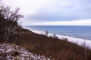 invierno paisaje desde el playa en el báltico mar con nieve en Polonia yo foto