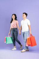 imagen de asiático Pareja participación compras pantalones en púrpura antecedentes foto