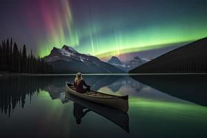 viajero mujer sentado en canoa con Aurora borealis terminado espíritu isla en maligno lago a jaspe nacional parque, alberta, Canadá foto