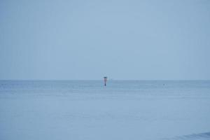 paisaje por el báltico mar en un calma gris frío día en Polonia foto