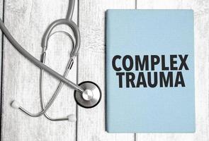 médico concepto. azul cuaderno con el inscripción - complejo trauma foto