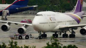 Phuket, Thaïlande décembre 02, 2016 - Boeing 747 de thaïlandais voies aériennes à phuket aéroport, côté voir. géant jet remorquage video