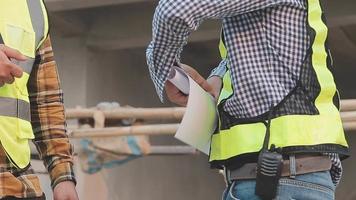 twee bedrijf Mens bouw plaats ingenieur. bouwkunde voorwerpen Aan werkplaats met partners interactie Aan achtergrond video