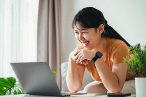 contento mujer utilizando ordenador portátil a hogar oficina o lugar de trabajo. foto