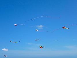 cometas volador terminado Oceano en Virginia playa foto