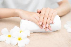 mujer espectáculo hermosa uña después recibir cuidado Servicio por profesional cosmetólogo manicura a spa centro. uña belleza salón utilizar uña archivo para acristalamiento tratamiento. manicuro hacer uña a hermosa. foto