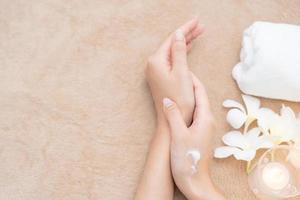 spa y tratamiento piel mano, mujer aplicando orgánico hidratante mano crema, mano piel cuidado concepto, invierno, hembra piel proteccion, hermosa mujer piel cuidado con mano crema, loción en manos foto