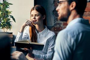 trabajo colegas sentado en un café desayuno comunicación estilo de vida Finanzas foto