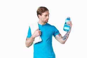 deporte hombre con toalla en hombro agua botella energía salud rutina de ejercicio foto
